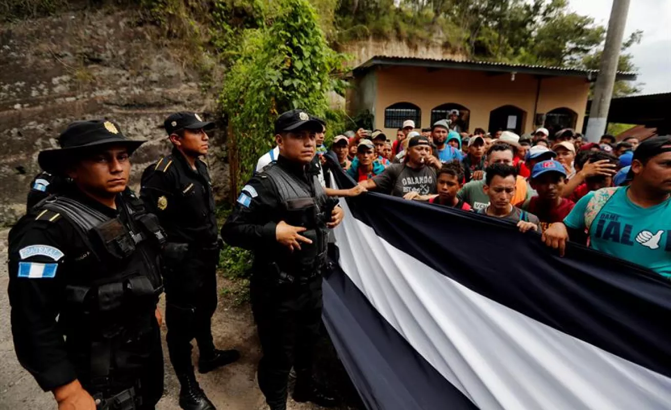 #GaleriaCri Hondureños caminan en caravana hacia el sueño americano