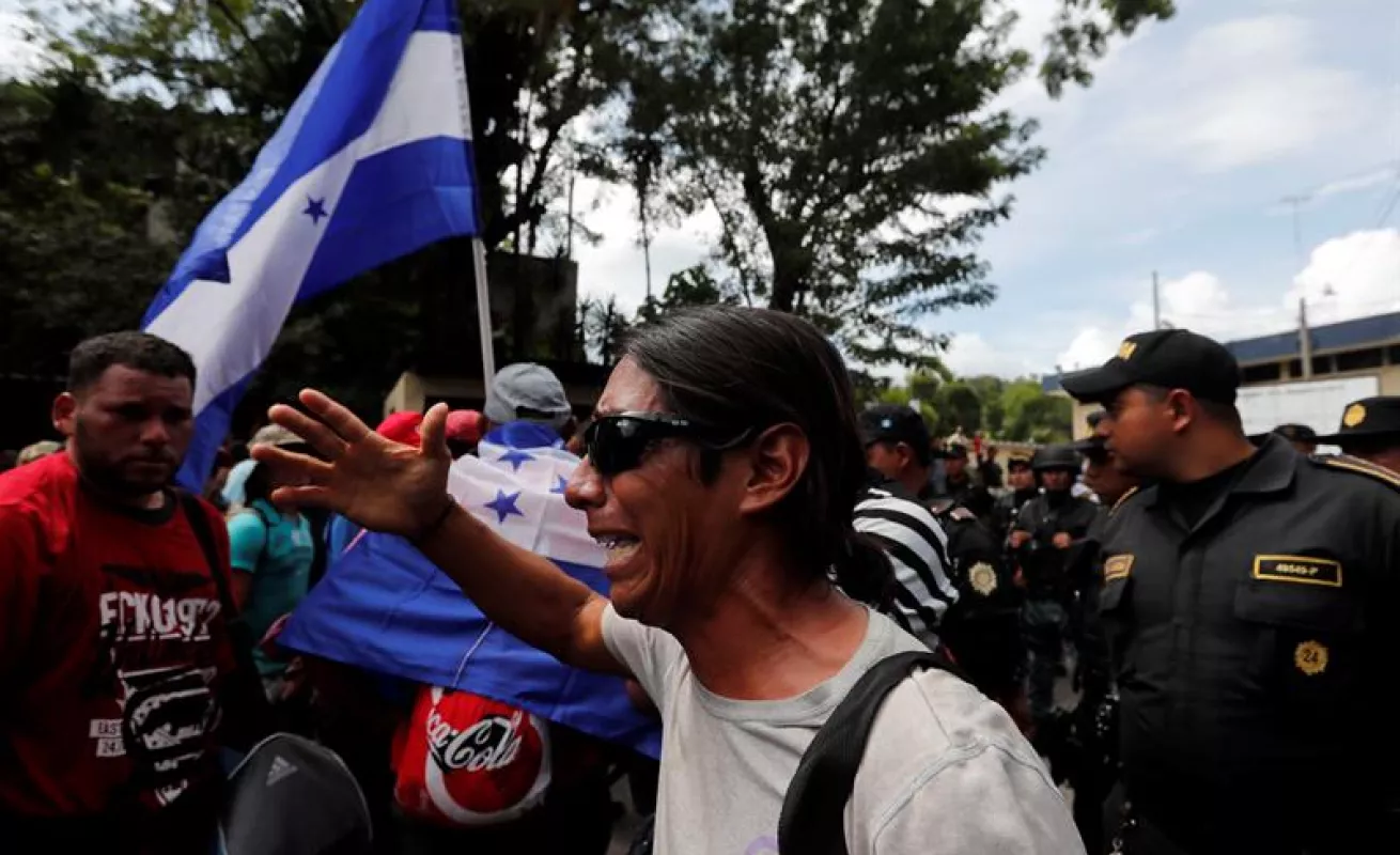 #GaleriaCri Hondureños caminan en caravana hacia el sueño americano