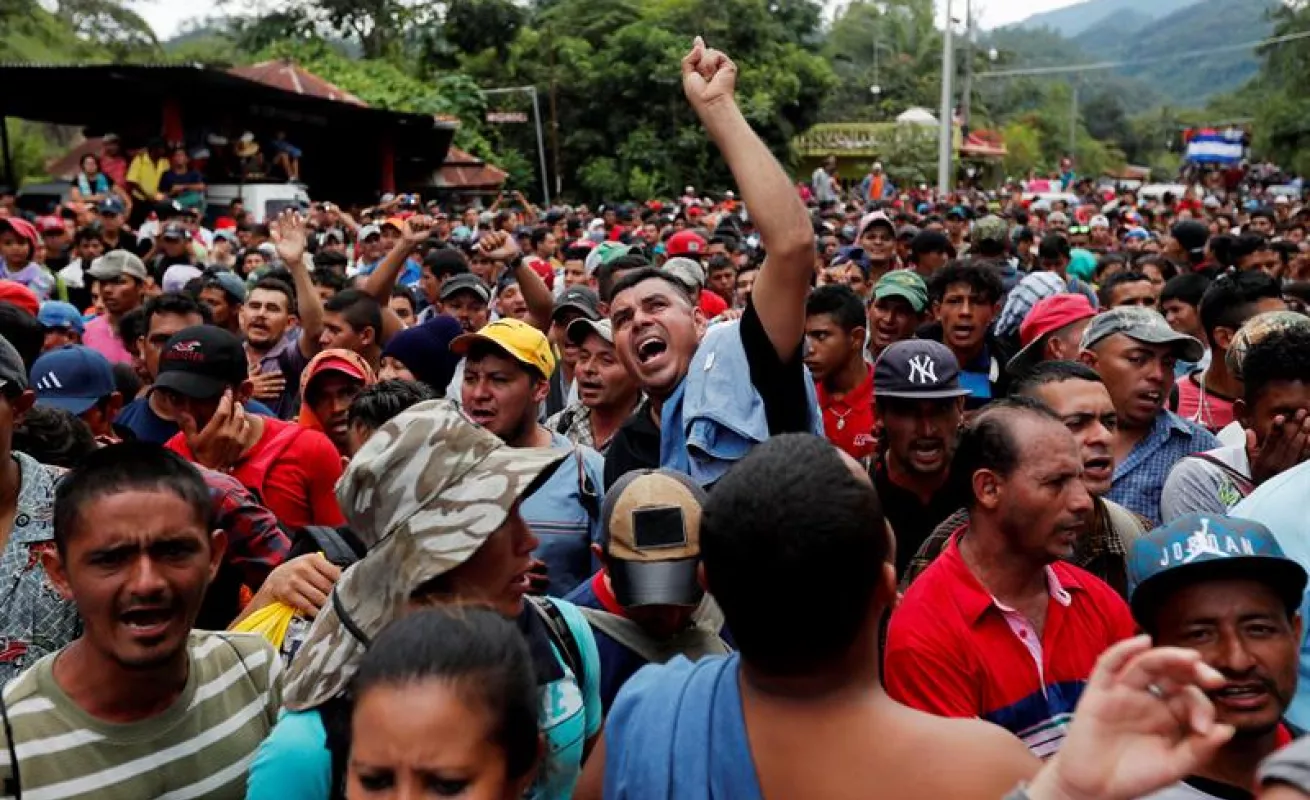 #GaleriaCri Hondureños caminan en caravana hacia el sueño americano