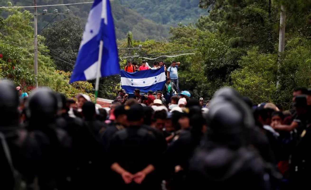 #GaleriaCri Hondureños caminan en caravana hacia el sueño americano