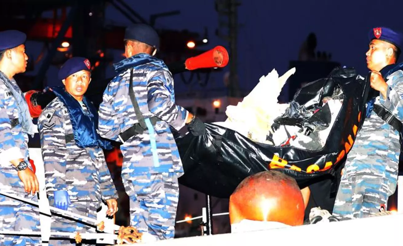 #GaleriaCri Revelan imágenes desde el lugar donde se estrelló el avión en Indonesia