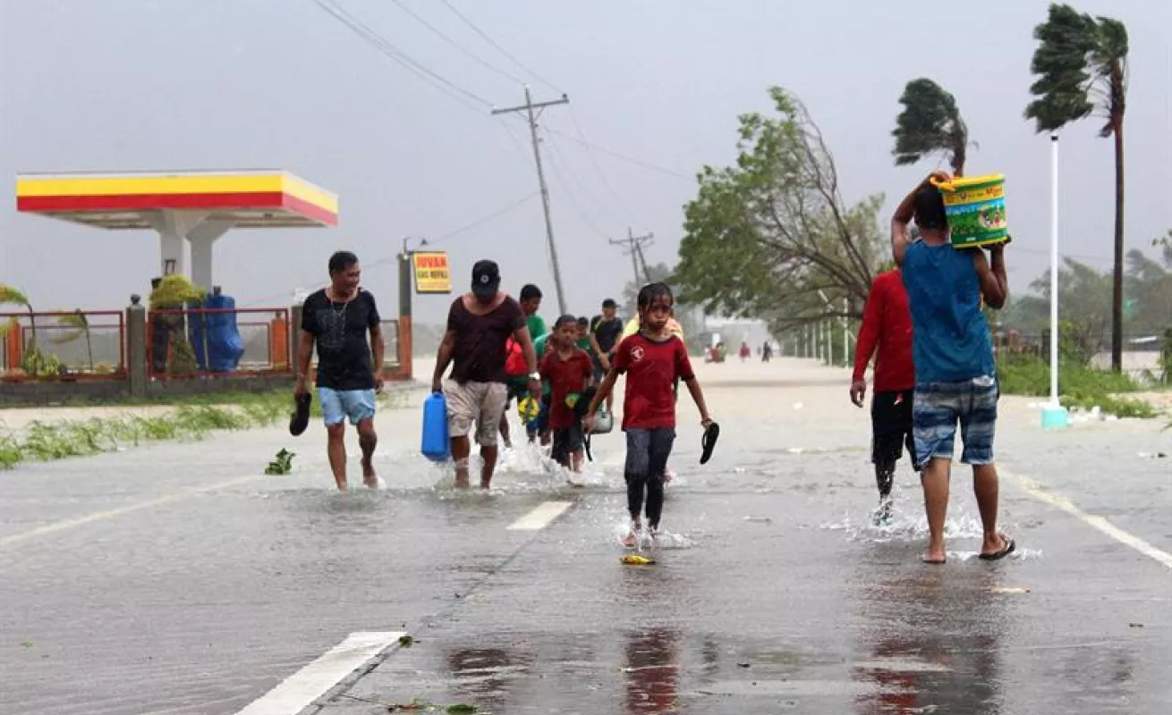 #GaleriaCri Más de 10.000  evacuados en el norte de Filipinas por el paso del tifón Yutu