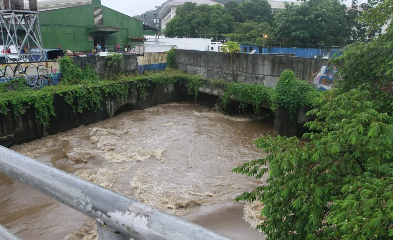 #GaleriaCri Buscan menor desaparecido en aguas del río Curundú