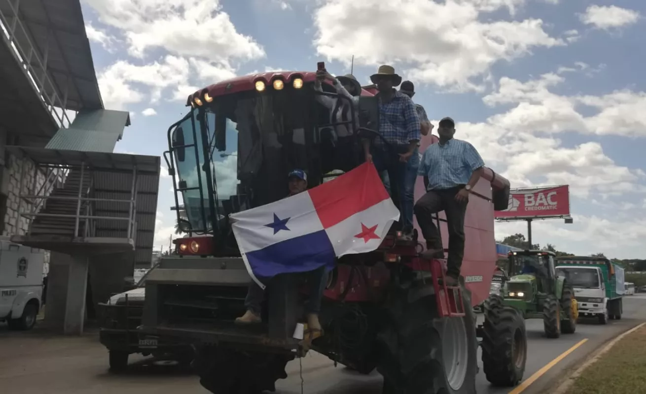 #GaleriaCri Se formó el 'jala jala' en medio de protesta de productores en Divisa