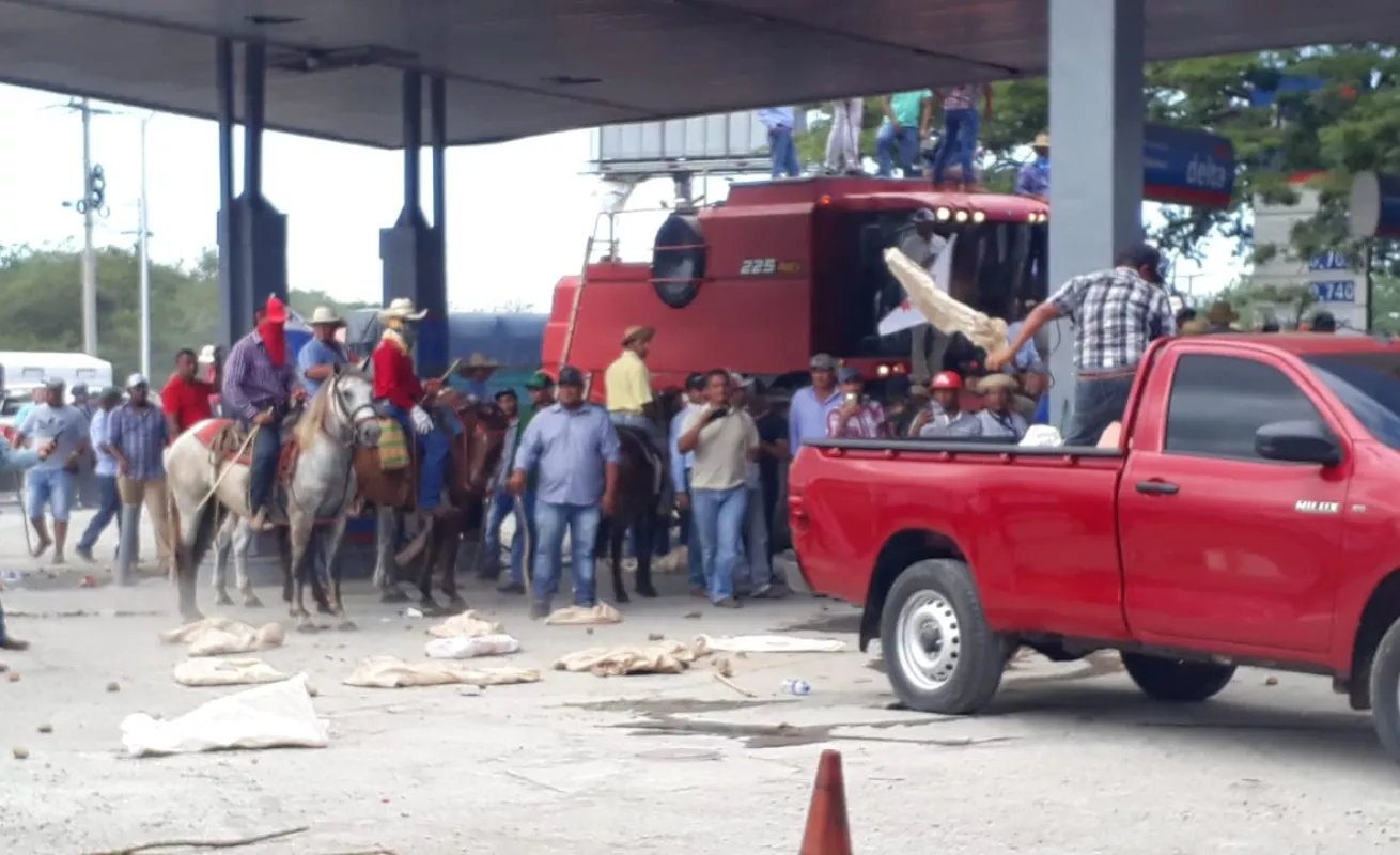#GaleriaCri Se formó el 'jala jala' en medio de protesta de productores en Divisa