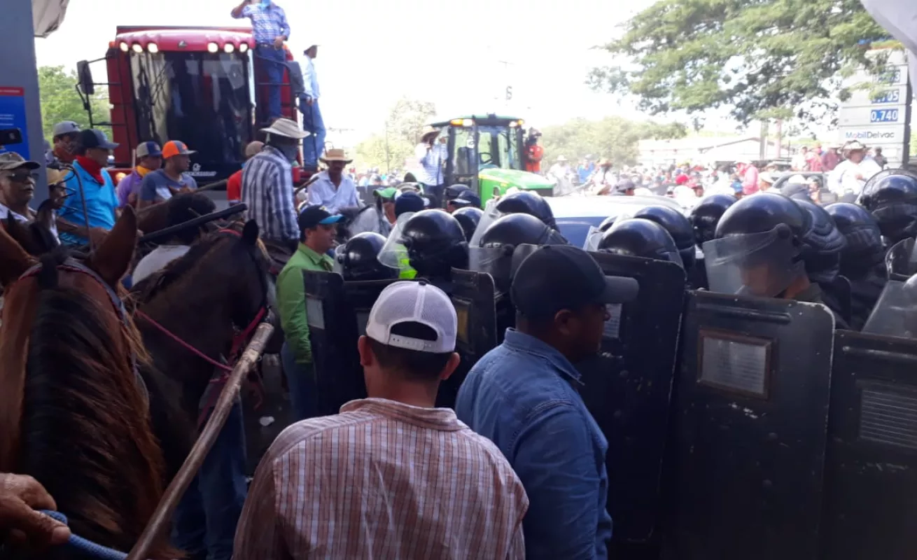 #GaleriaCri Se formó el 'jala jala' en medio de protesta de productores en Divisa