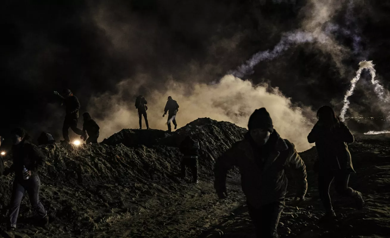 #GaleriaCri Disparan gases lacrimógenos contra migrantes en la frontera con México