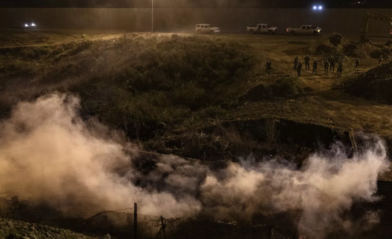 #GaleriaCri Disparan gases lacrimógenos contra migrantes en la frontera con México