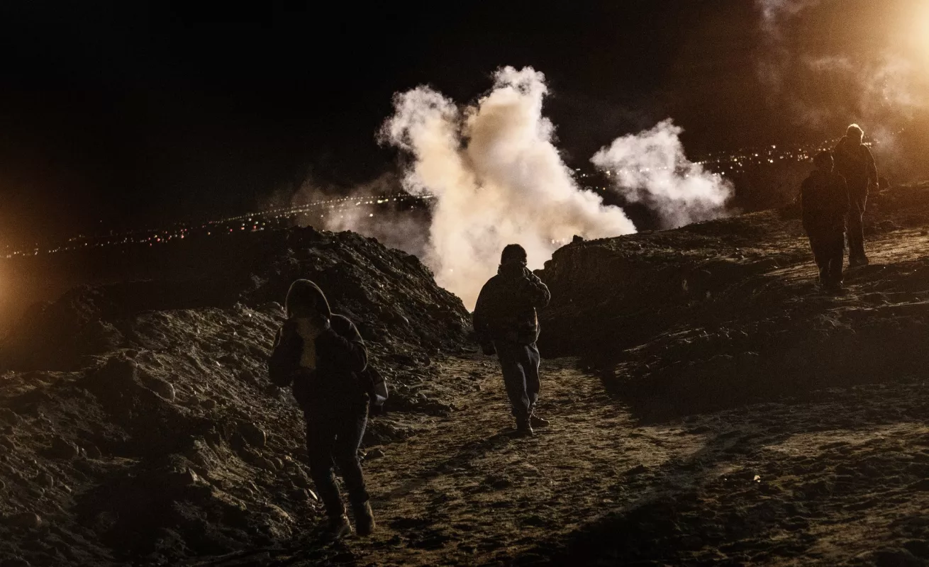 #GaleriaCri Disparan gases lacrimógenos contra migrantes en la frontera con México