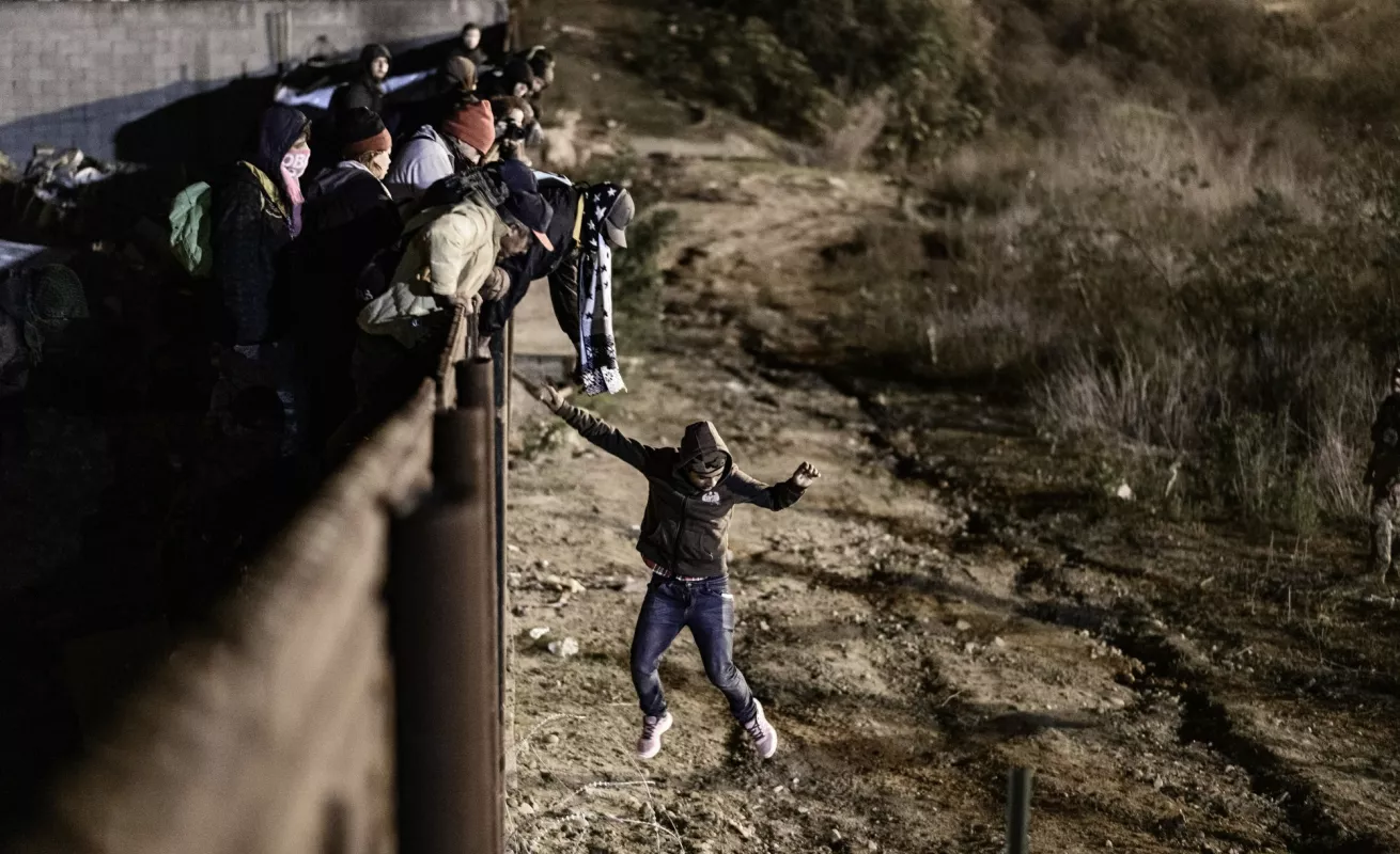 #GaleriaCri Disparan gases lacrimógenos contra migrantes en la frontera con México