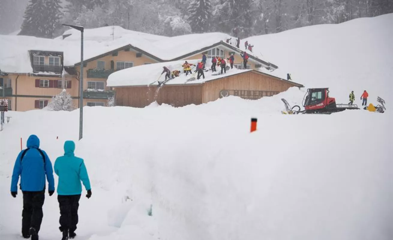 #GaleriaCri  Avalancha sepulta hotel en Austria 