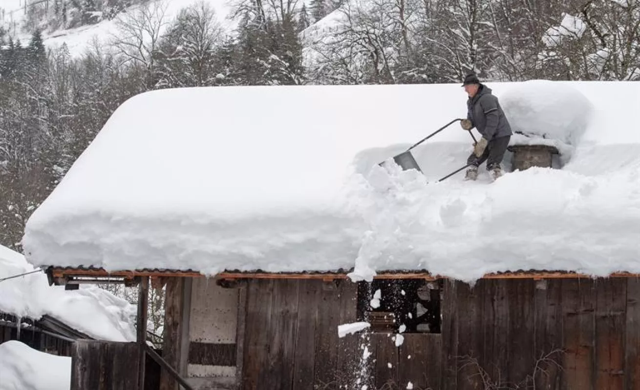 #GaleriaCri  Avalancha sepulta hotel en Austria 