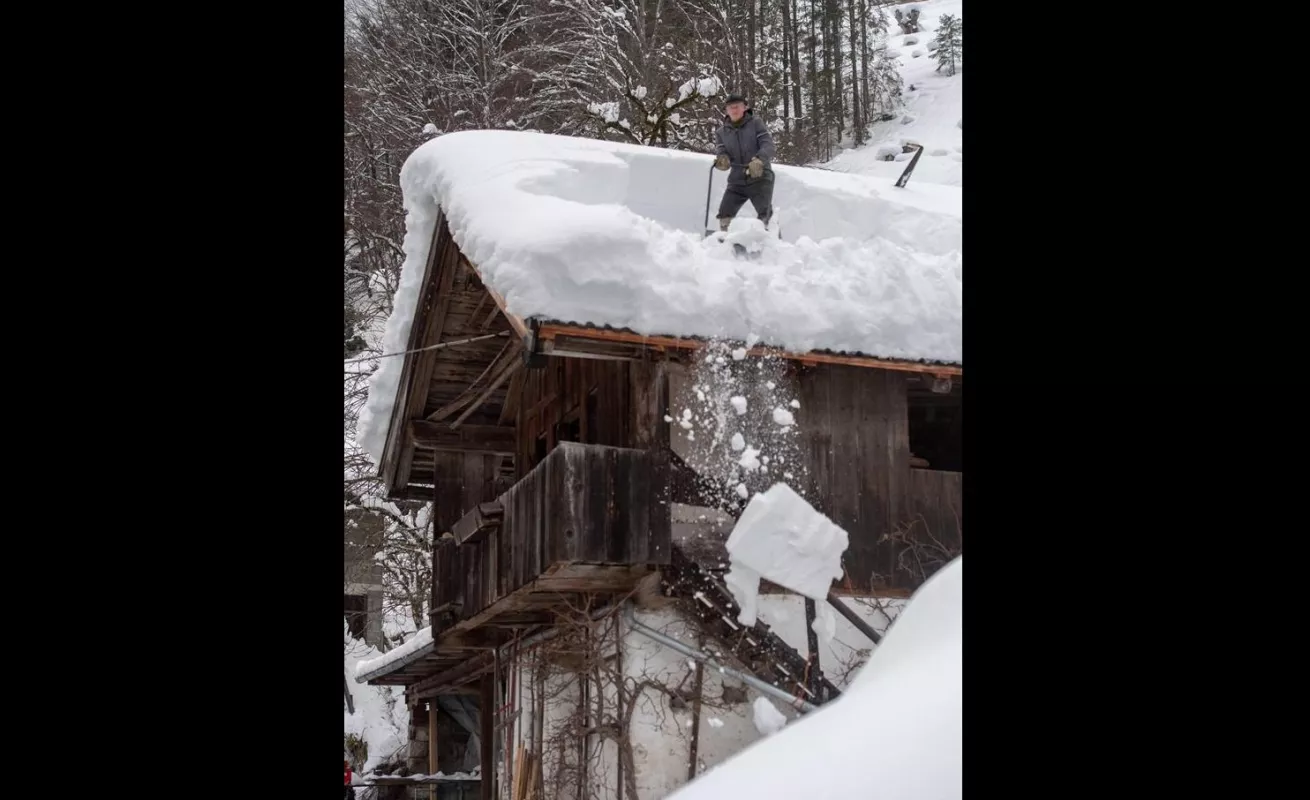 #GaleriaCri  Avalancha sepulta hotel en Austria 