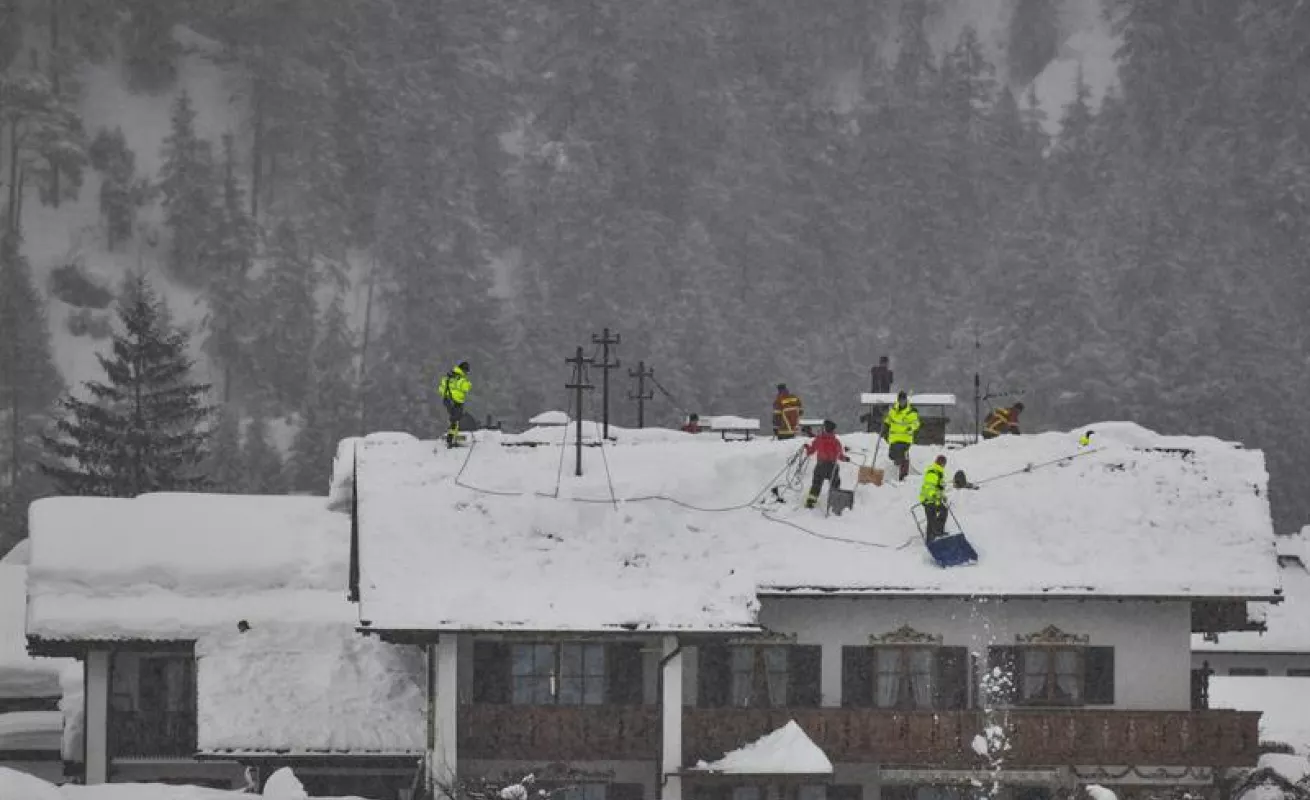 #GaleriaCri  Avalancha sepulta hotel en Austria 