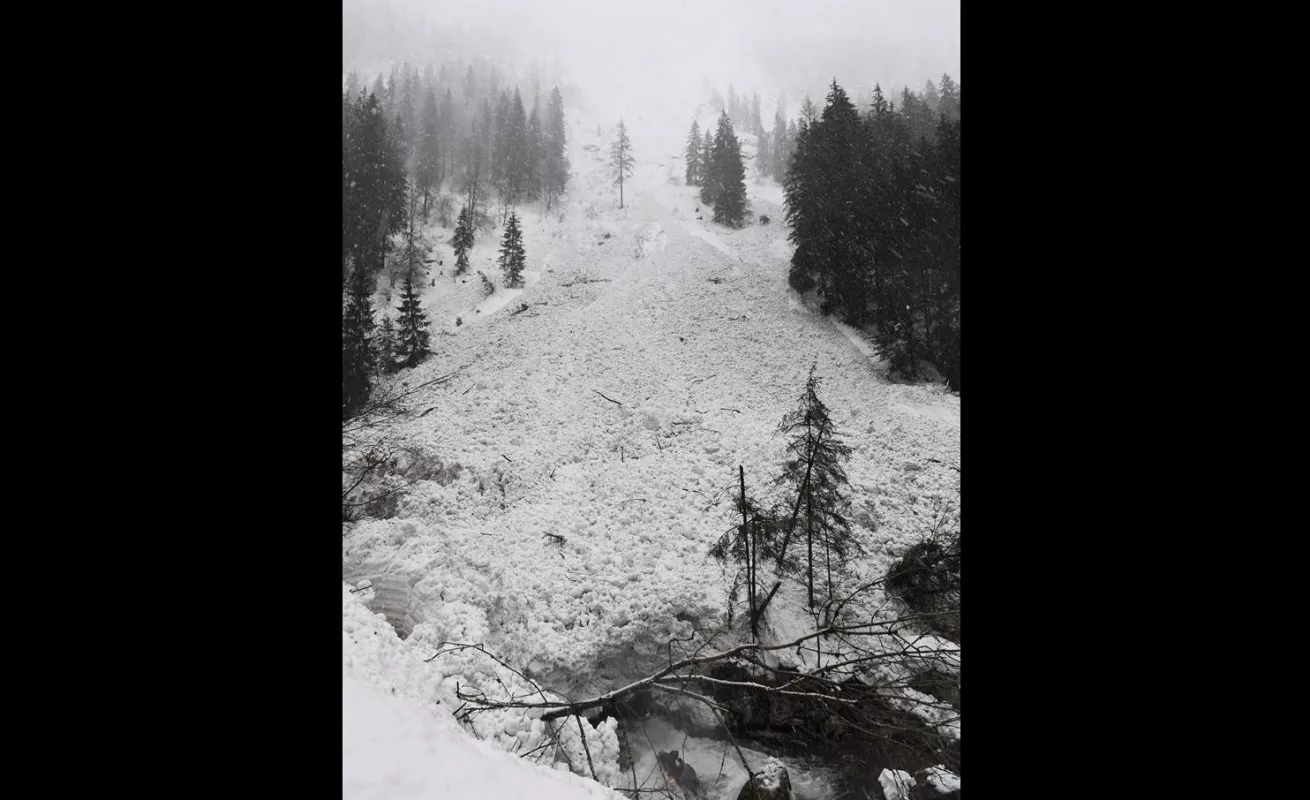 #GaleriaCri  Avalancha sepulta hotel en Austria 