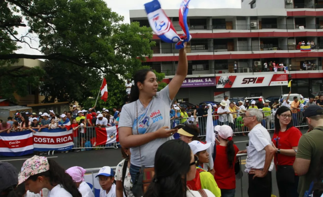 #GaleriaCri Emoción antes de la llegada de papa Franciso a Panamá