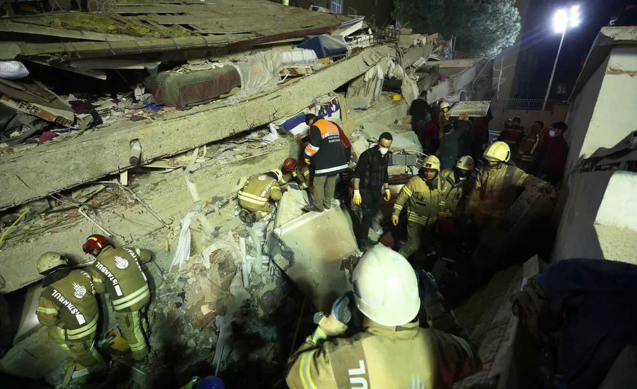 #GaleriaCri Revelan impactantes imágenes del edificio que se derrumbó en Estambul