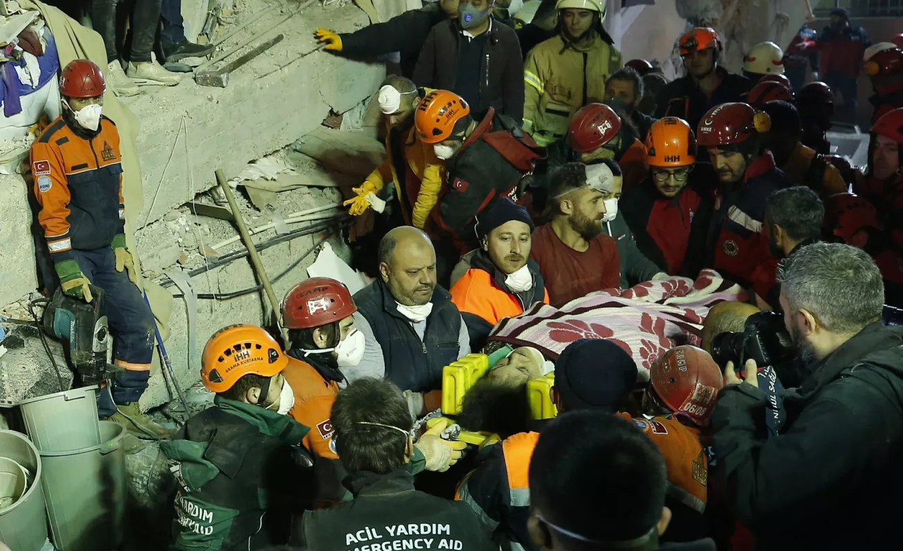 #GaleriaCri Revelan impactantes imágenes del edificio que se derrumbó en Estambul