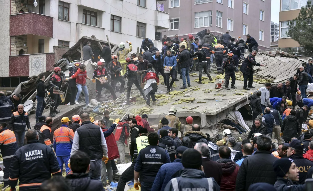 #GaleriaCri Revelan impactantes imágenes del edificio que se derrumbó en Estambul