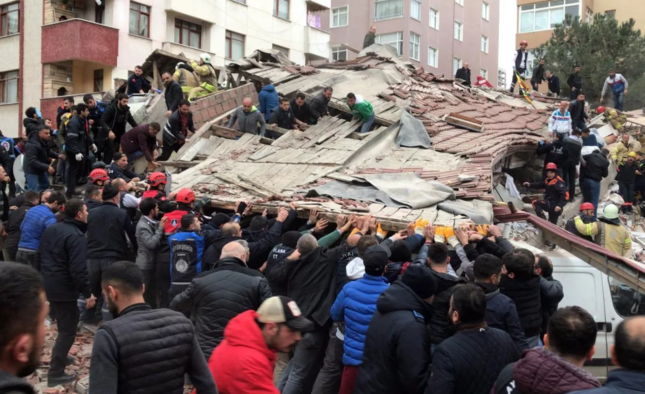 #GaleriaCri Revelan impactantes imágenes del edificio que se derrumbó en Estambul
