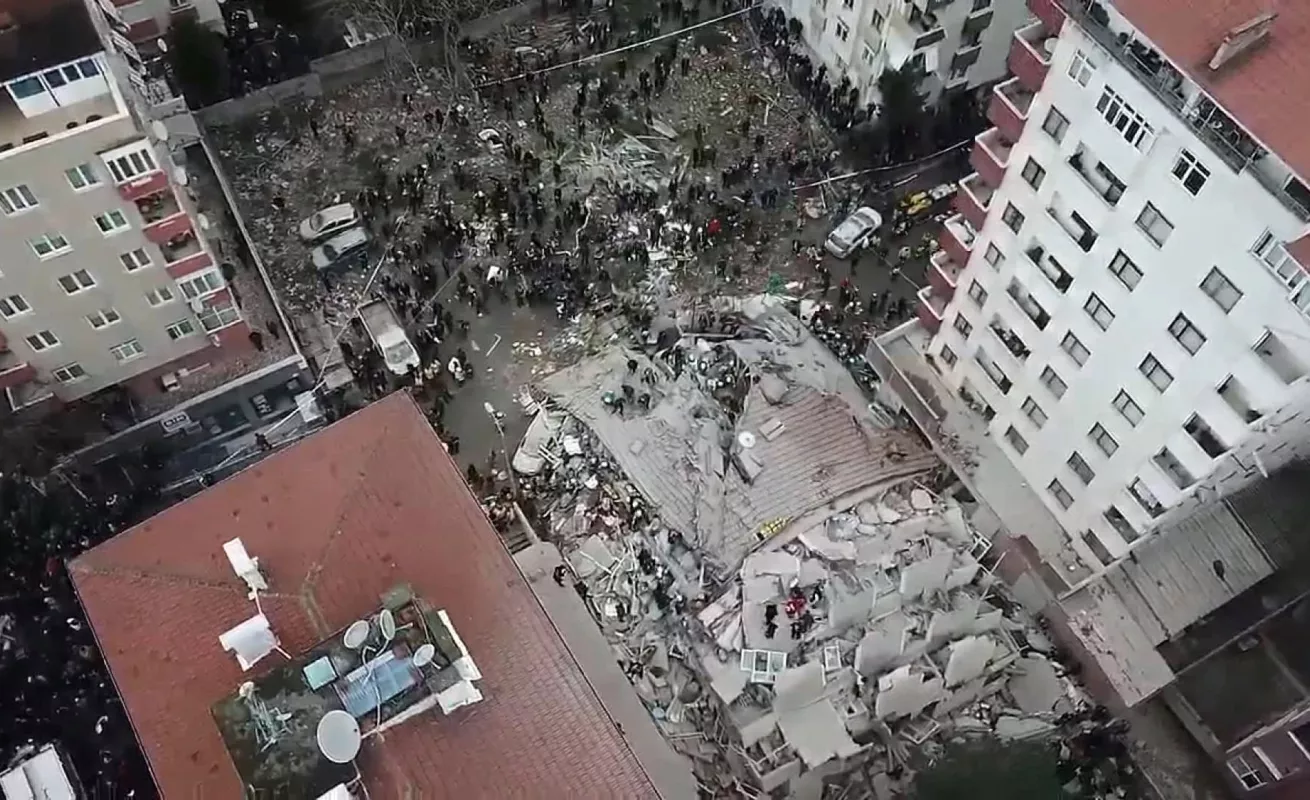 #GaleriaCri Revelan impactantes imágenes del edificio que se derrumbó en Estambul