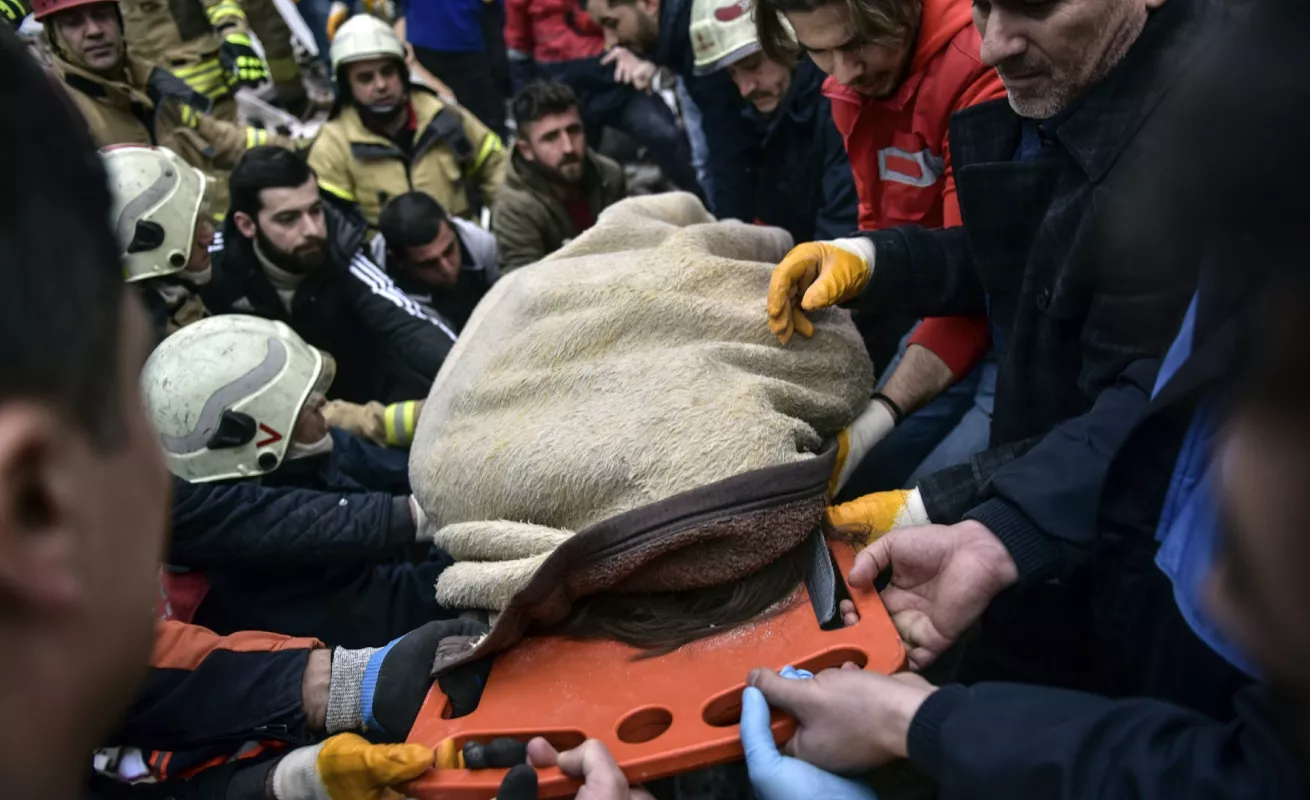 #GaleriaCri Revelan impactantes imágenes del edificio que se derrumbó en Estambul