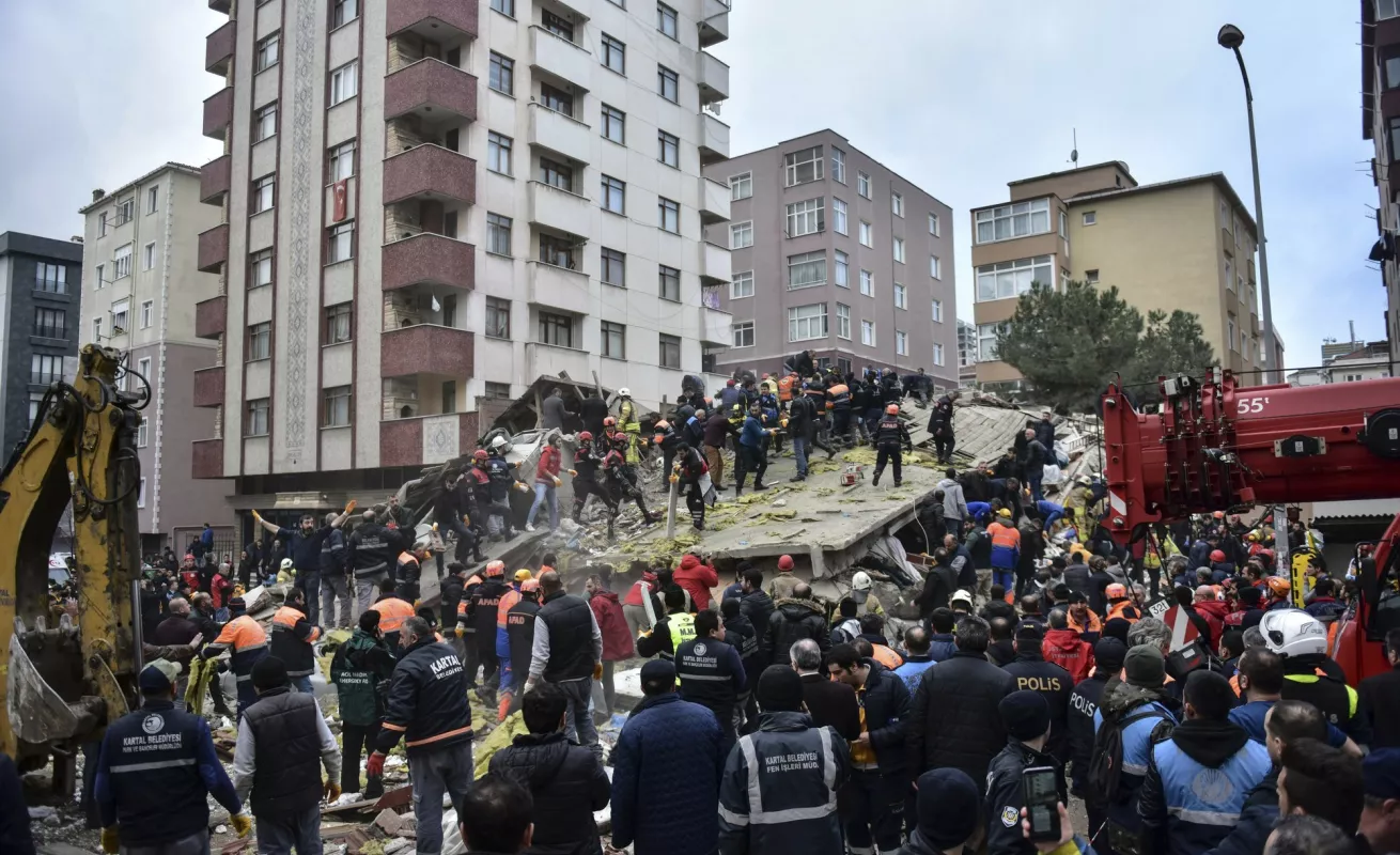#GaleriaCri Revelan impactantes imágenes del edificio que se derrumbó en Estambul