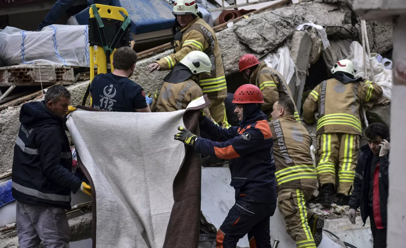 #GaleriaCri Revelan impactantes imágenes del edificio que se derrumbó en Estambul