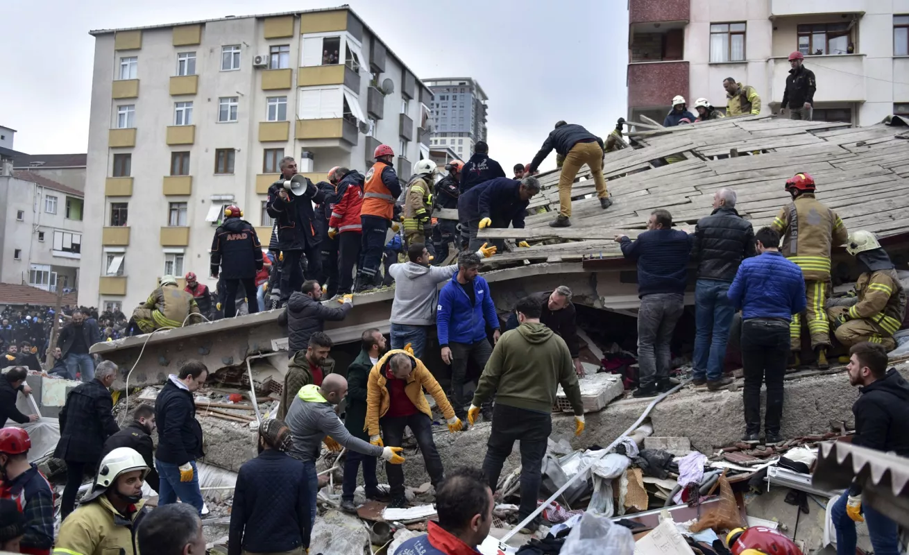 #GaleriaCri Revelan impactantes imágenes del edificio que se derrumbó en Estambul