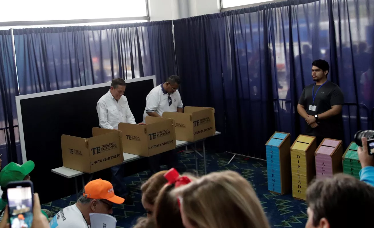 Panameños acuden a las urnas puntualmente a renovar sus autoridades