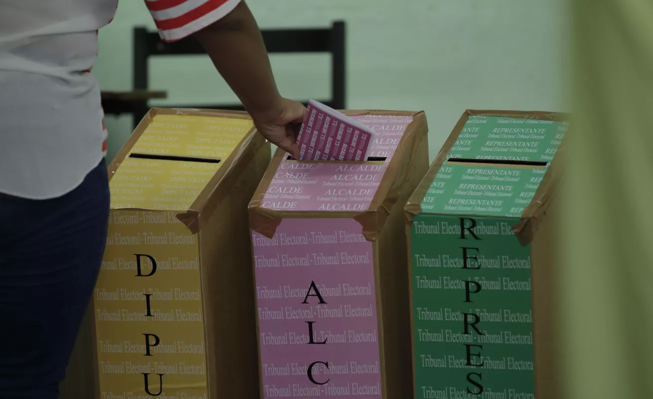 Panameños acuden a las urnas puntualmente a renovar sus autoridades