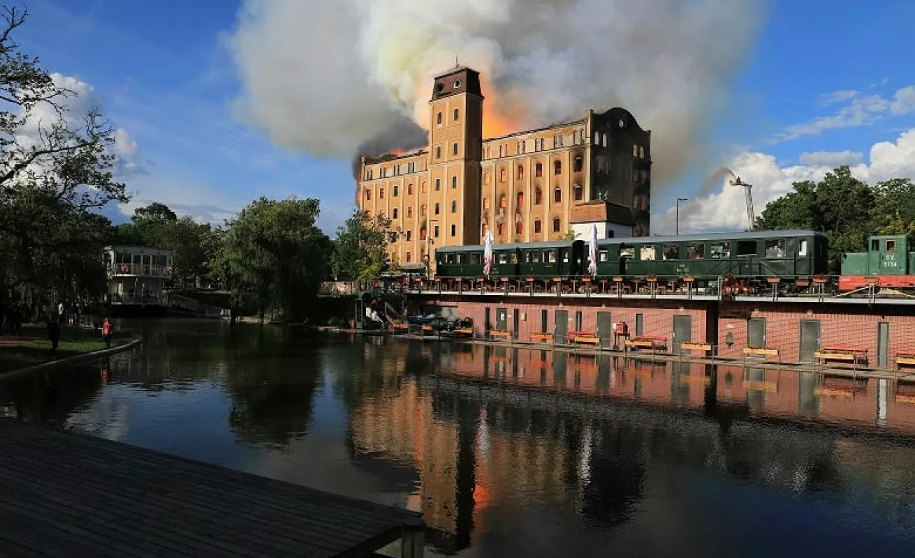Llamas consumen un pedazo de la historia en Hungría