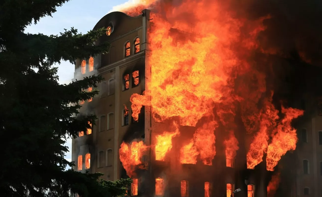 Llamas consumen un pedazo de la historia en Hungría