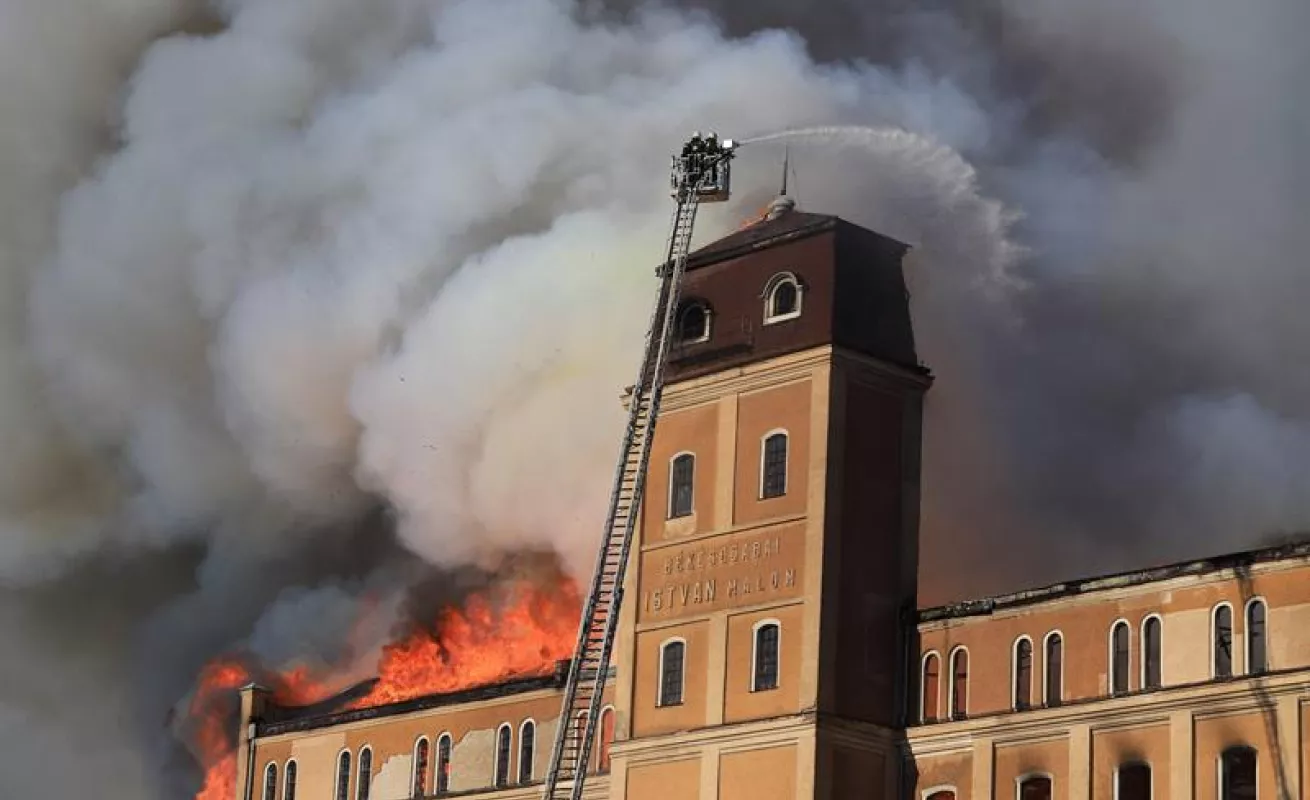 Llamas consumen un pedazo de la historia en Hungría