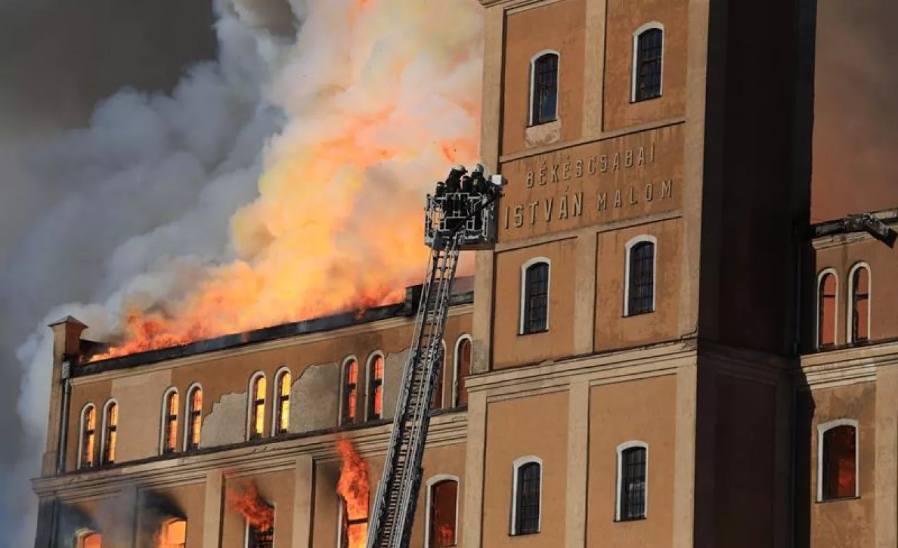 Llamas consumen un pedazo de la historia en Hungría