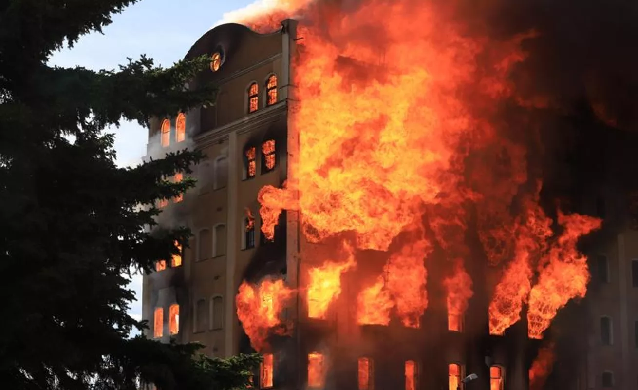 Llamas consumen un pedazo de la historia en Hungría