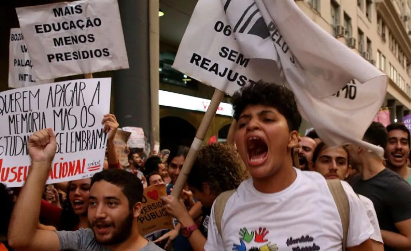 Estudiantes mantienen su desafío a Bolsonaro con una segunda jornada de protestas