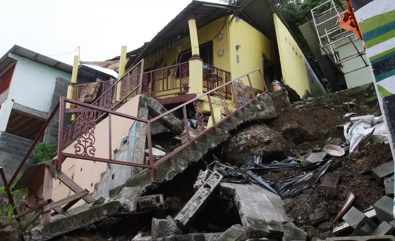 Derrumban vivienda que colapsó en Los Andes #1