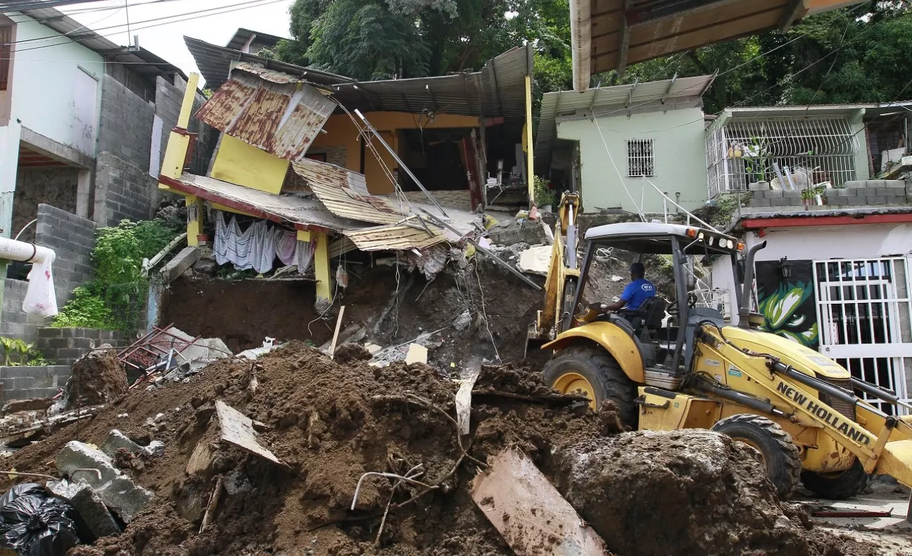 Derrumban vivienda que colapsó en Los Andes #1