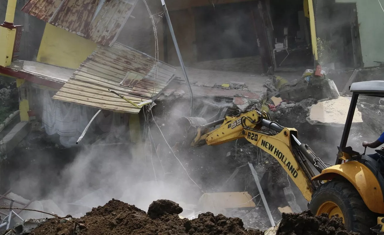 Derrumban vivienda que colapsó en Los Andes #1