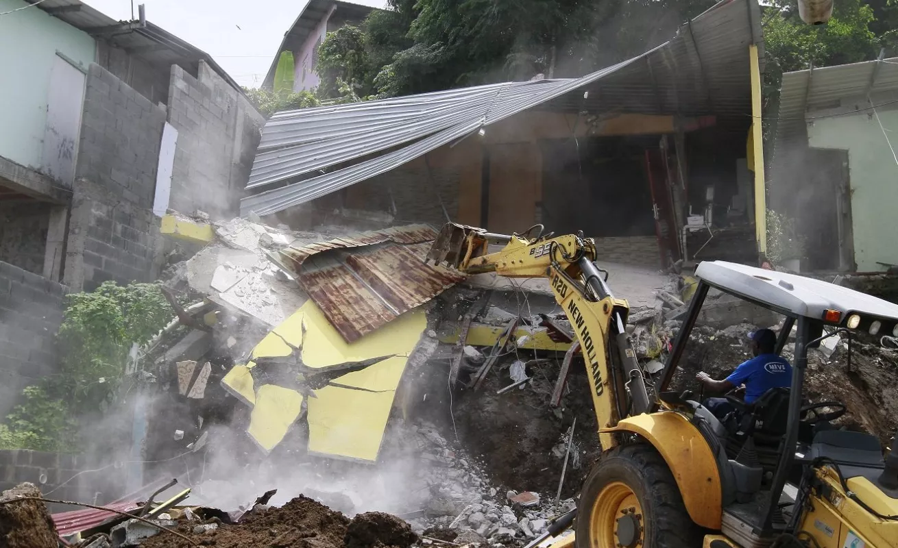 Derrumban vivienda que colapsó en Los Andes #1