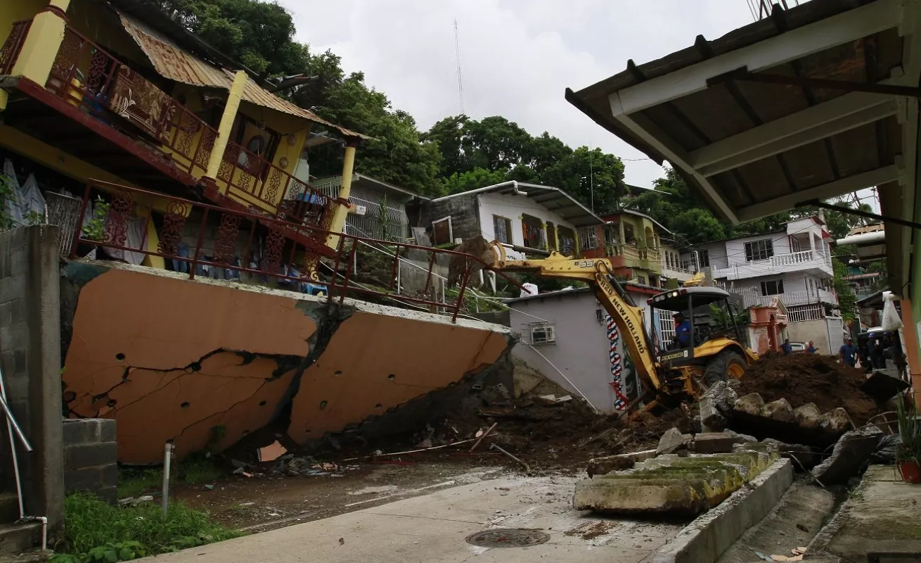 Derrumban vivienda que colapsó en Los Andes #1