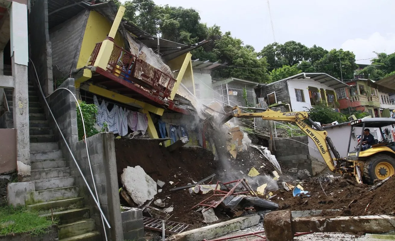 Derrumban vivienda que colapsó en Los Andes #1