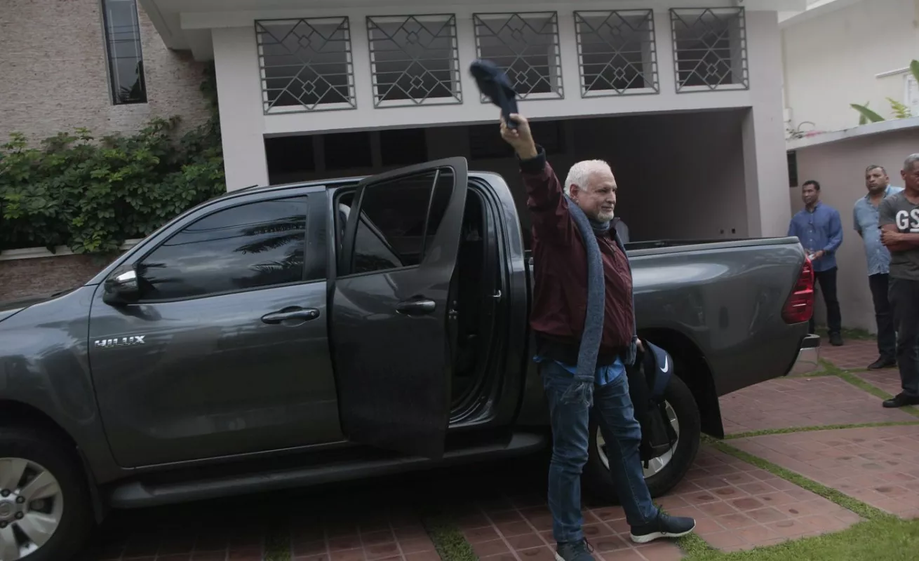 Expresidente Ricardo Martinelli durante su primer día en casa