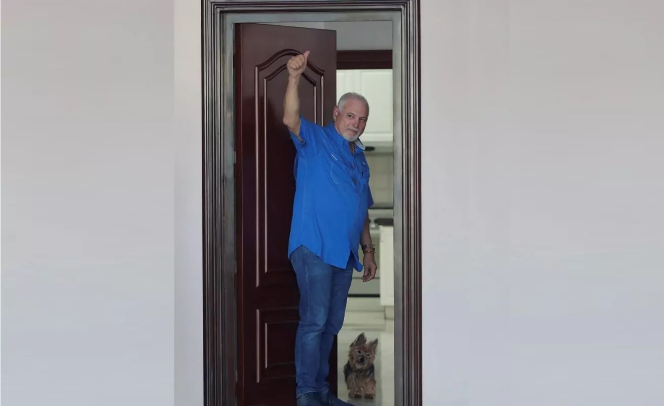 Expresidente Ricardo Martinelli durante su primer día en casa