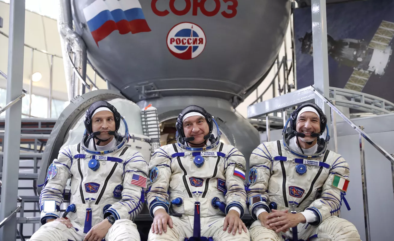 Los tripulantes de la Soyuz MS-13 rinden los exámenes previos al viaje a la EEI