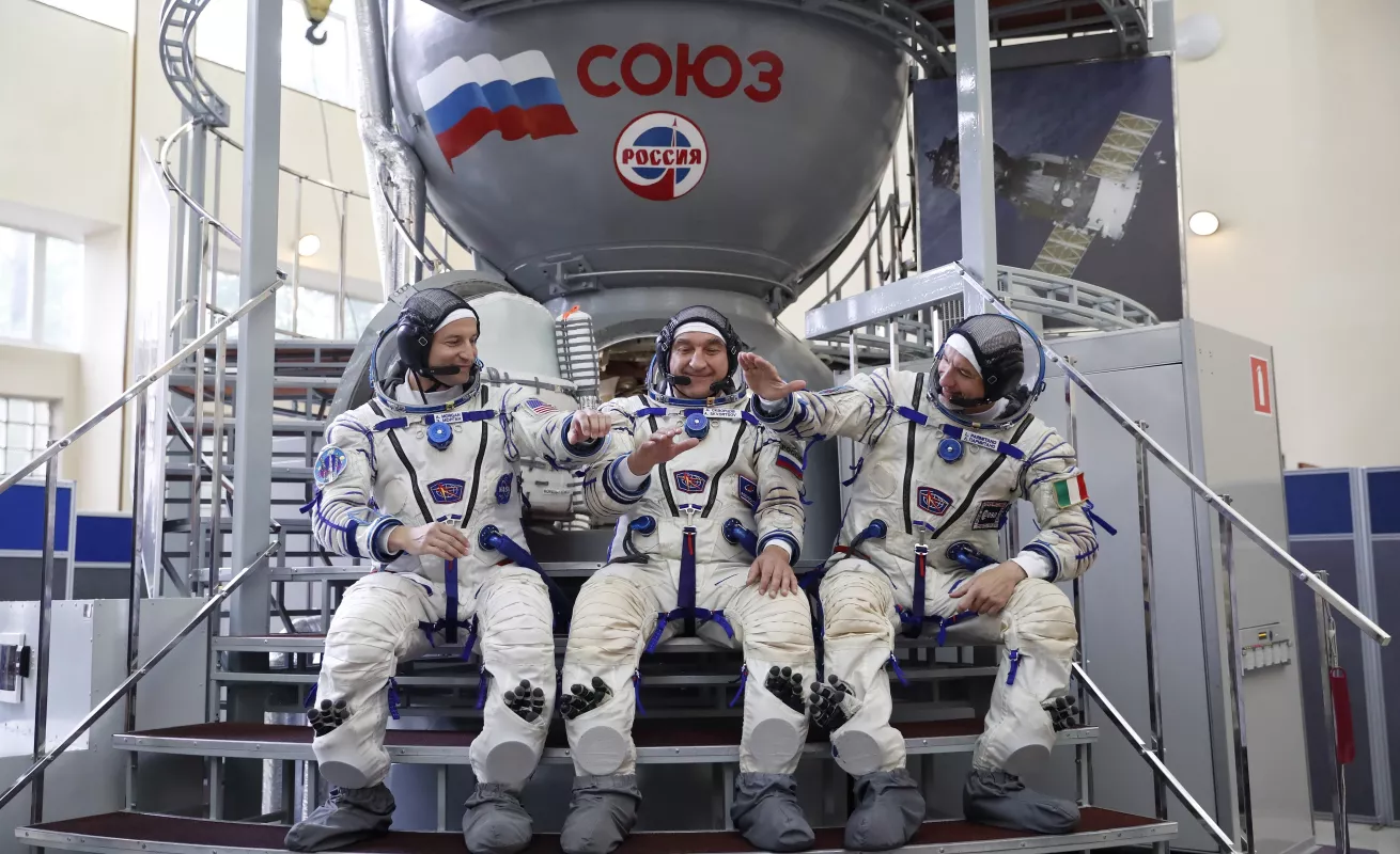 Los tripulantes de la Soyuz MS-13 rinden los exámenes previos al viaje a la EEI