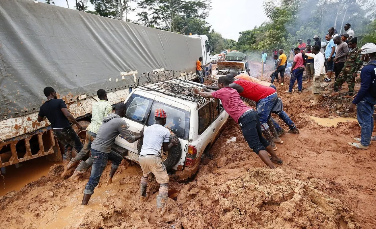 Liberia rural hundida en el lodo