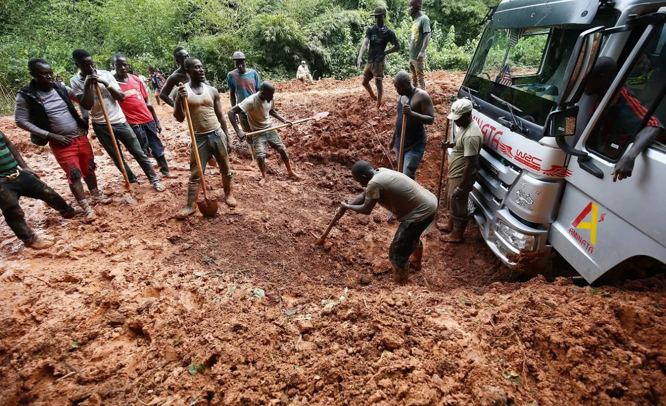 Liberia rural hundida en el lodo