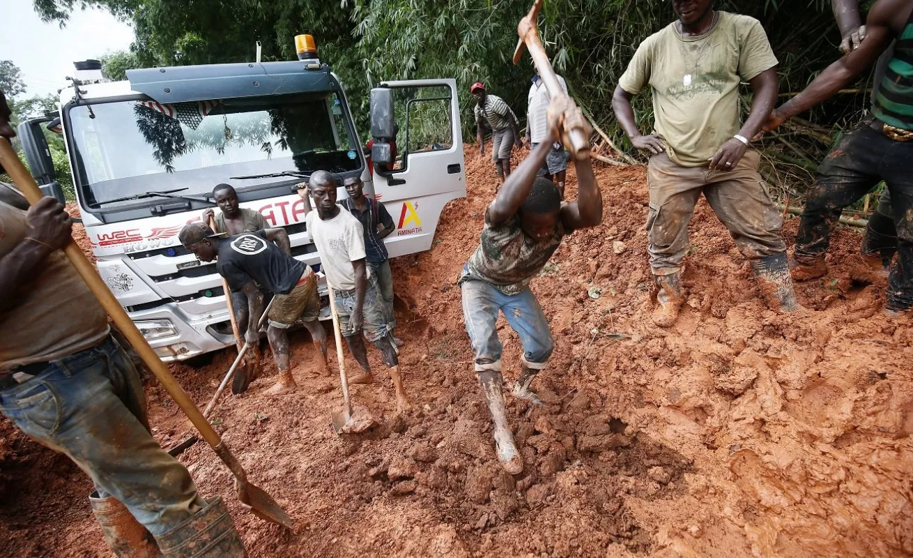 Liberia rural hundida en el lodo